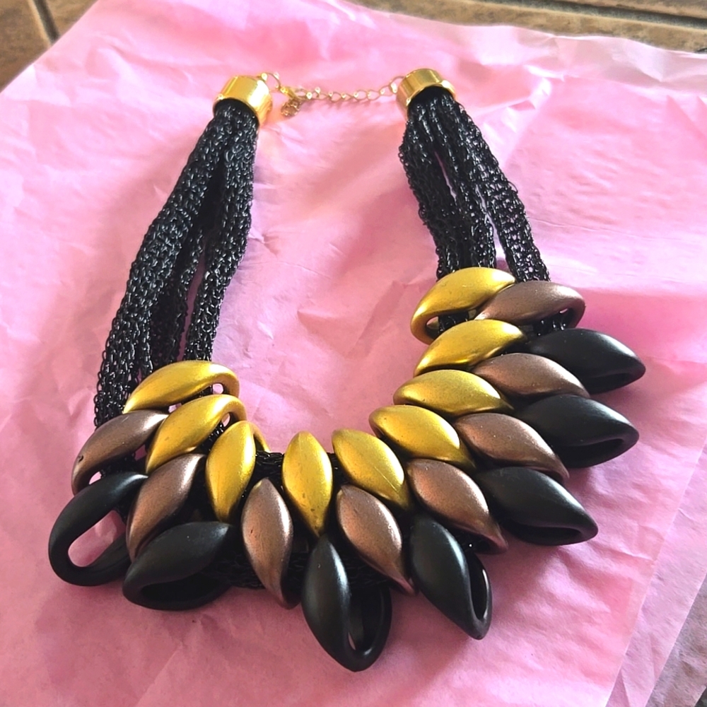 Beautiful Black And Gold Bold Necklace 🖤